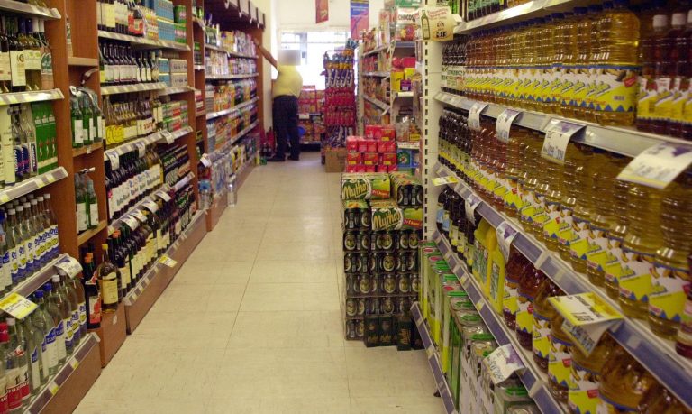 Πάτρα: Το ριφιφί των πεινασμένων – Άδειασαν τα ράφια του σούπερ μάρκετ! | Newsit.gr Πάτρα: Το ριφιφί των πεινασμένων – Άδειασαν τα ράφια του σούπερ μάρκετ! | Newsit.gr