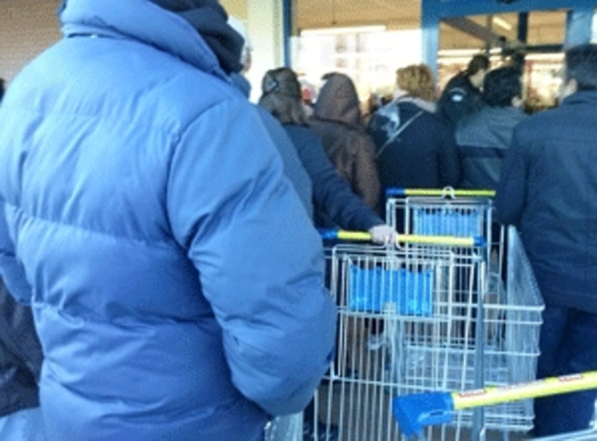 Θεσσαλονίκη: Ατελείωτες ουρές σε εκπτωτικό κατάστημα – Δείτε τα βίντεο! | Newsit.gr Θεσσαλονίκη: Ατελείωτες ουρές σε εκπτωτικό κατάστημα – Δείτε τα βίντεο! | Newsit.gr
