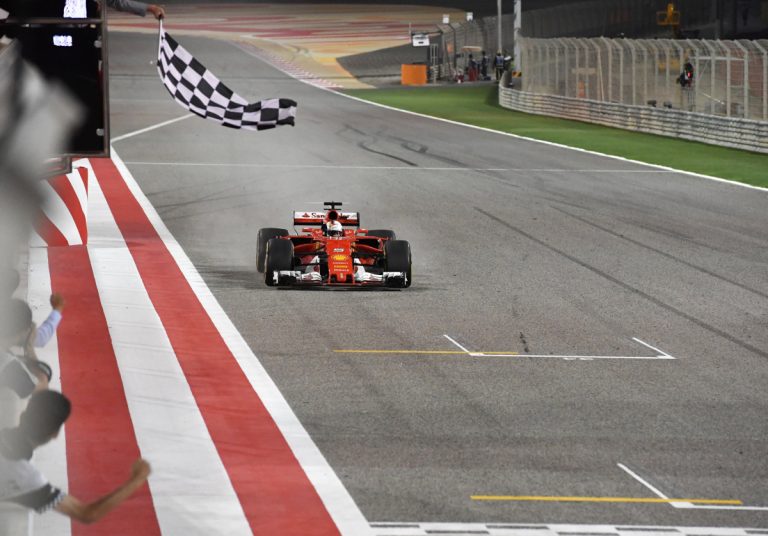 Formula 1: Ξέφυγε ο Φέτελ! Είδε πρώτος την καρό σημαία | Newsit.gr Formula 1: Ξέφυγε ο Φέτελ! Είδε πρώτος την καρό σημαία | Newsit.gr