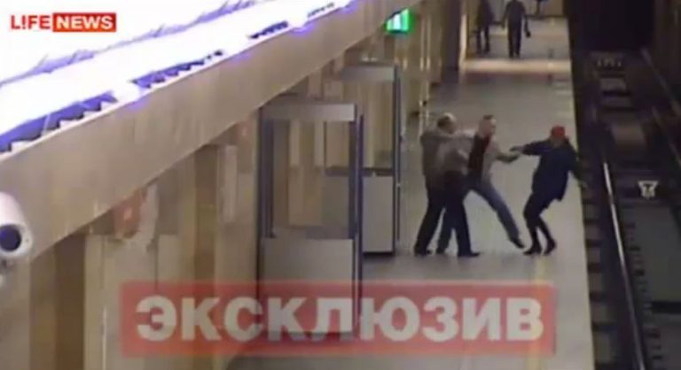 Την έσπρωξε εν ψυχρώ στις ράγες του μετρό! (VIDEO) | Newsit.gr Την έσπρωξε εν ψυχρώ στις ράγες του μετρό! (VIDEO) | Newsit.gr