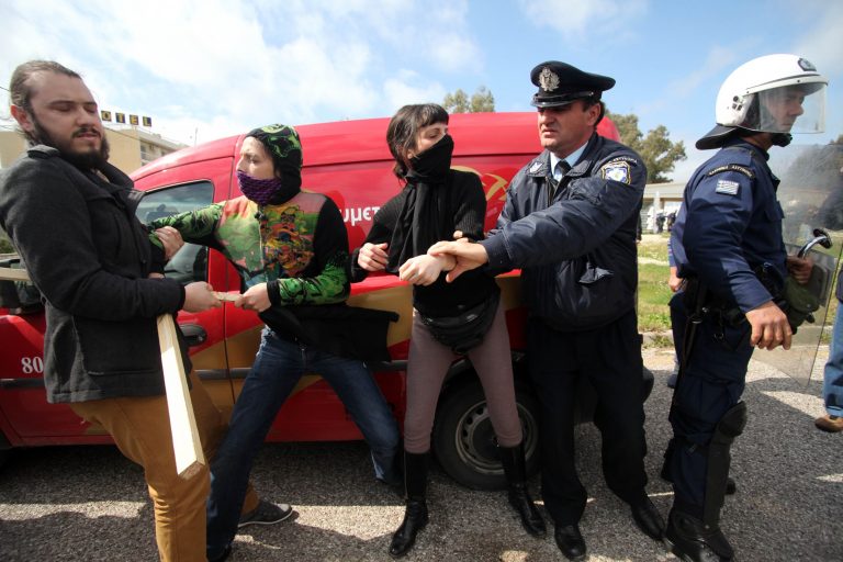 Μεσολόγγι: Φυγάδευσαν το Σαλμά από την πίσω πόρτα – Επεισόδια, χημικά και τραυματίες | Newsit.gr Μεσολόγγι: Φυγάδευσαν το Σαλμά από την πίσω πόρτα – Επεισόδια, χημικά και τραυματίες | Newsit.gr