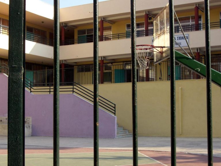 Λάρισα: Έφαγε ξύλο από τρεις συμμαθητές του στο προαύλιο του Λυκείου! | Newsit.gr Λάρισα: Έφαγε ξύλο από τρεις συμμαθητές του στο προαύλιο του Λυκείου! | Newsit.gr