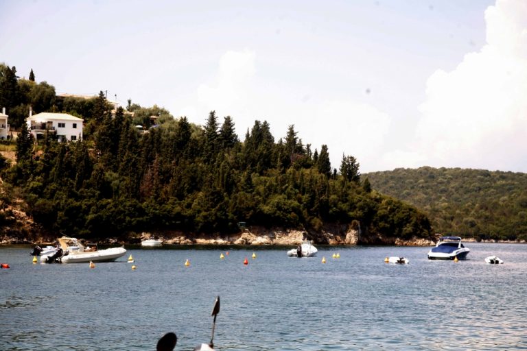 Καρέ καρέ η διάσωση δύο τουριστριών στα Σύβοτα | Newsit.gr Καρέ καρέ η διάσωση δύο τουριστριών στα Σύβοτα | Newsit.gr