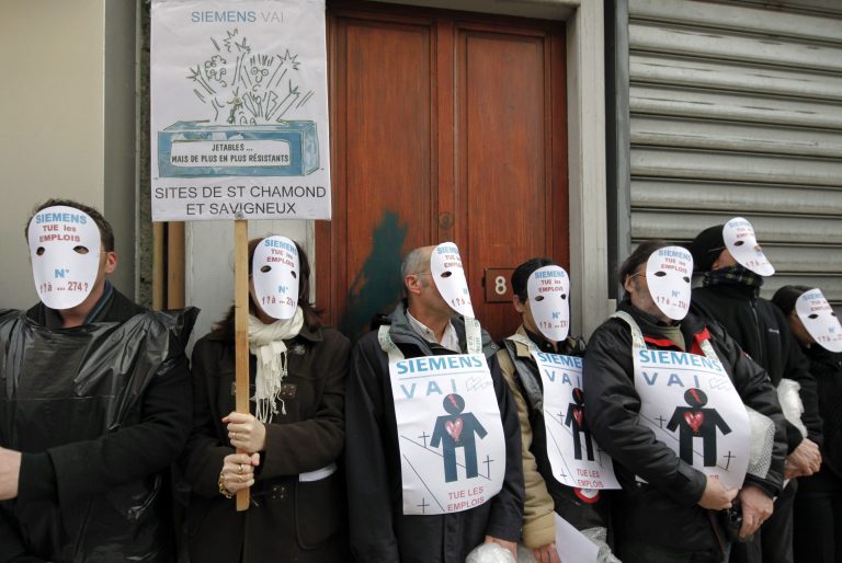Κρατούσαν όμηρους δύο στελέχη της Siemens | Newsit.gr Κρατούσαν όμηρους δύο στελέχη της Siemens | Newsit.gr