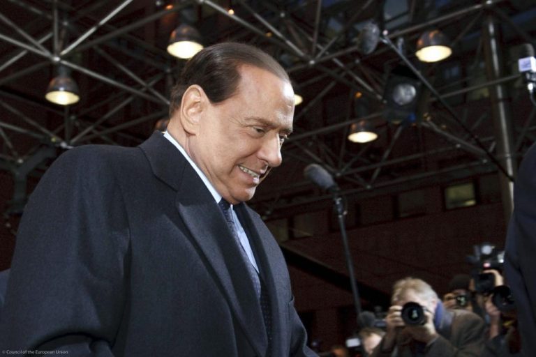 Μπερλουσκόνι: Η θεραπεία της ΕΕ κατέστρεψε την Ελλάδα. Και γι’αυτό φταίει η Μέρκελ | Newsit.gr Μπερλουσκόνι: Η θεραπεία της ΕΕ κατέστρεψε την Ελλάδα. Και γι’αυτό φταίει η Μέρκελ | Newsit.gr