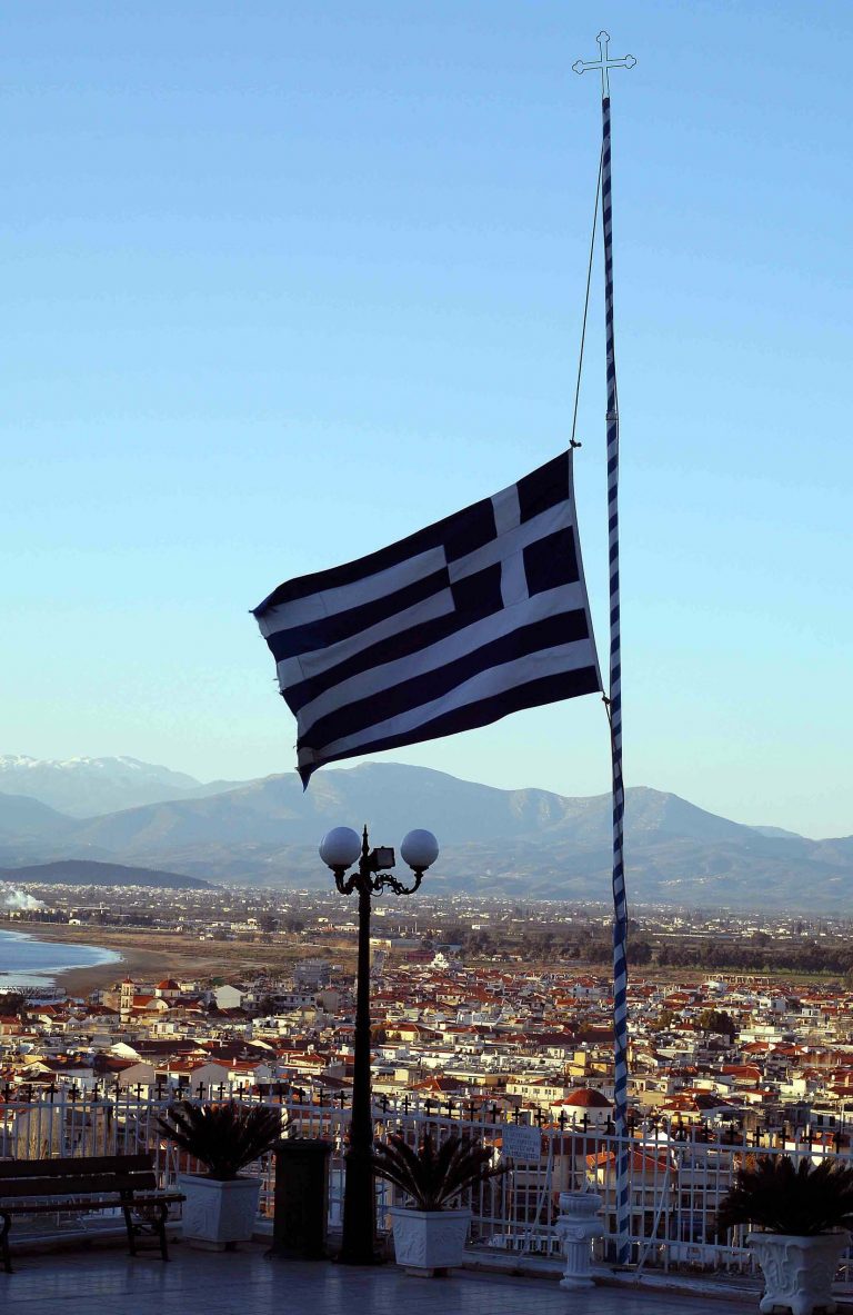 Ναύπλιο: Έκαψαν την Ελληνική σημαία | Newsit.gr Ναύπλιο: Έκαψαν την Ελληνική σημαία | Newsit.gr