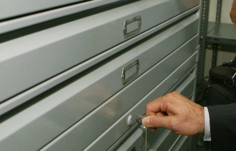 Πάτρα: Ο κλέφτης πήρε ολόκληρο το συρτάρι με τα λεφτά! | Newsit.gr Πάτρα: Ο κλέφτης πήρε ολόκληρο το συρτάρι με τα λεφτά! | Newsit.gr