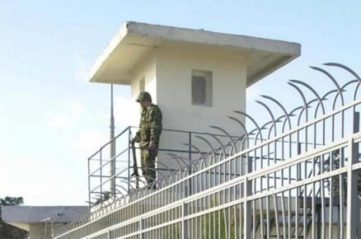 Άγνωστος εισέβαλε σε στρατόπεδο της Χίου | Newsit.gr Άγνωστος εισέβαλε σε στρατόπεδο της Χίου | Newsit.gr
