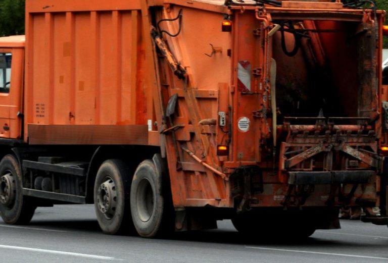 Ηλεια: Κυνηγούσε τους Αστυνομικούς με… σκουπιδιάρικο! | Newsit.gr Ηλεια: Κυνηγούσε τους Αστυνομικούς με… σκουπιδιάρικο! | Newsit.gr