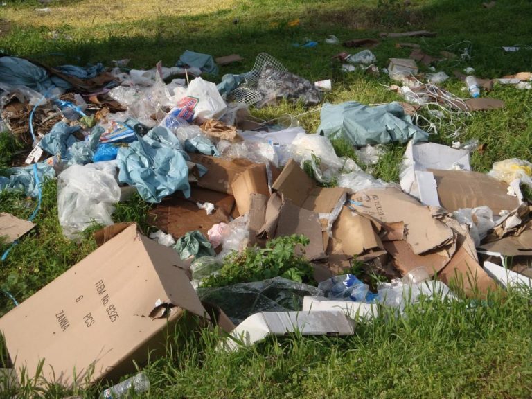“Βομβαρδίστηκε” από τόνους σκουπιδιών η Ξάνθη στο καρναβάλι | Newsit.gr “Βομβαρδίστηκε” από τόνους σκουπιδιών η Ξάνθη στο καρναβάλι | Newsit.gr
