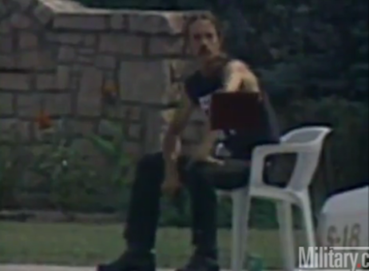 Εκπληκτική βολή ελεύθερου σκοπευτή!Αφόπλισε ένοπλο «πετυχαίνοντας» το όπλο του! – Βίντεο | Newsit.gr Εκπληκτική βολή ελεύθερου σκοπευτή!Αφόπλισε ένοπλο «πετυχαίνοντας» το όπλο του! – Βίντεο | Newsit.gr