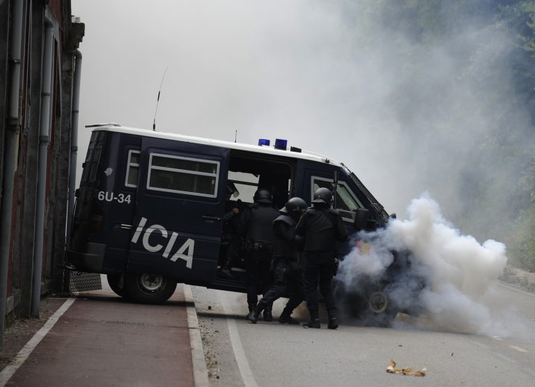 Ισπανία: 5χρονο κοριτσάκι τραυματίσθηκε στις συγκρούσεις ανθρακωρύχων με την αστυνομία | Newsit.gr Ισπανία: 5χρονο κοριτσάκι τραυματίσθηκε στις συγκρούσεις ανθρακωρύχων με την αστυνομία | Newsit.gr