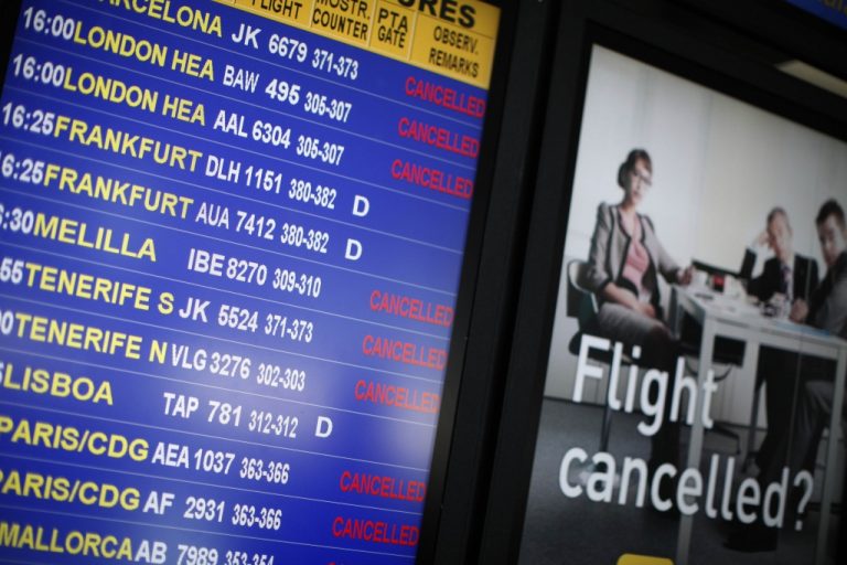 Αρρώστησαν όλοι μαζί μόλις κόπηκαν οι υπερωρίες | Newsit.gr Αρρώστησαν όλοι μαζί μόλις κόπηκαν οι υπερωρίες | Newsit.gr