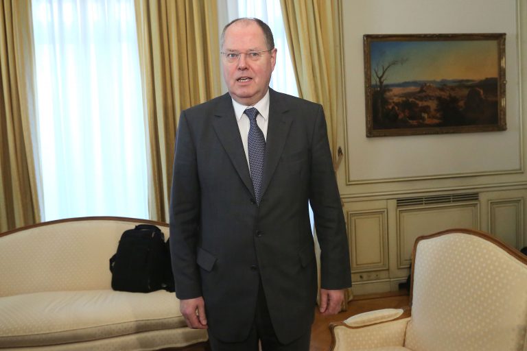 Ο αντίπαλος της Μέρκελ πληρώνει ακριβά τους ιταλούς κλόουν | Newsit.gr Ο αντίπαλος της Μέρκελ πληρώνει ακριβά τους ιταλούς κλόουν | Newsit.gr