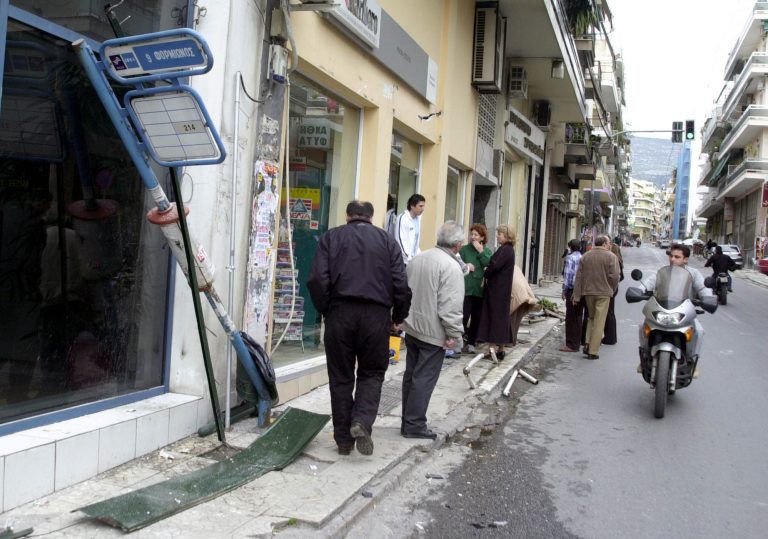 Έπεσε με ΙΧ σε στάση λεωφορείου | Newsit.gr Έπεσε με ΙΧ σε στάση λεωφορείου | Newsit.gr
