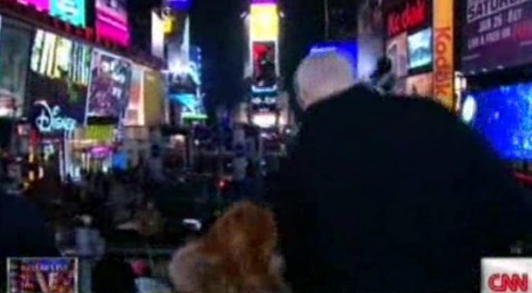 Ήθελε να φιλήσει το μόριο του παρουσιαστή την ώρα που άλλαζε ο χρόνος! | Newsit.gr Ήθελε να φιλήσει το μόριο του παρουσιαστή την ώρα που άλλαζε ο χρόνος! | Newsit.gr