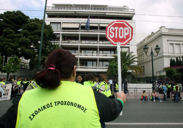 Θεσσαλονίκη: 10ήμερη αποχή των σχολικών τροχονόμων | Newsit.gr Θεσσαλονίκη: 10ήμερη αποχή των σχολικών τροχονόμων | Newsit.gr