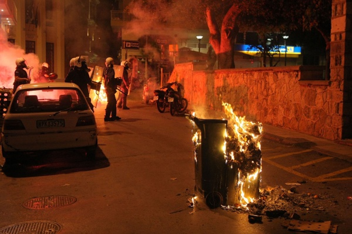 Βόμβες μολότοφ σε σύνδεσμο του Ολυμπιακού στην Καλλιθέα | Newsit.gr Βόμβες μολότοφ σε σύνδεσμο του Ολυμπιακού στην Καλλιθέα | Newsit.gr