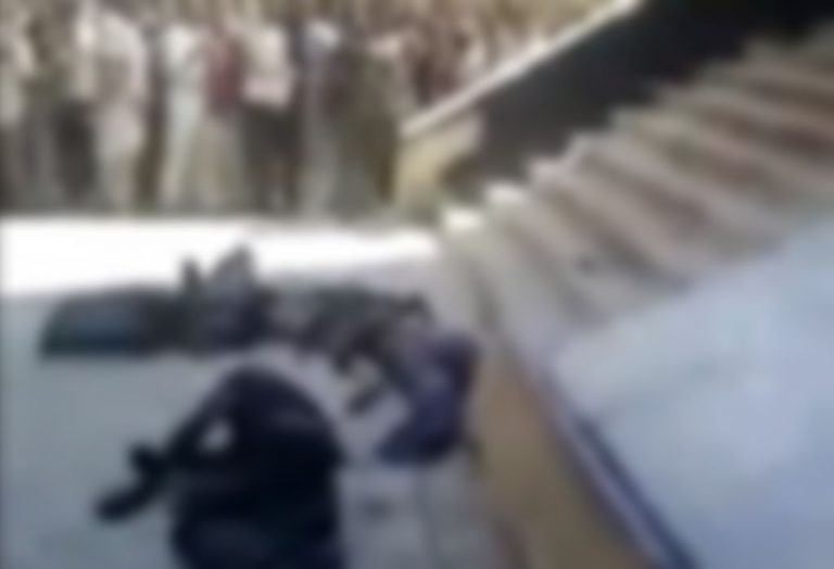 Σοκαριστικό βίντεο από Συρία: Αντάρτες πετούν σορούς αντιπάλων τους από τις στέγες | Newsit.gr Σοκαριστικό βίντεο από Συρία: Αντάρτες πετούν σορούς αντιπάλων τους από τις στέγες | Newsit.gr