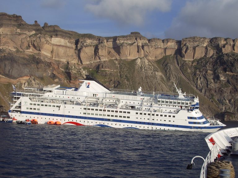 Η θάλασσα της Σαντορίνης μετά τη βύθιση του Sea Diamond | Newsit.gr Η θάλασσα της Σαντορίνης μετά τη βύθιση του Sea Diamond | Newsit.gr
