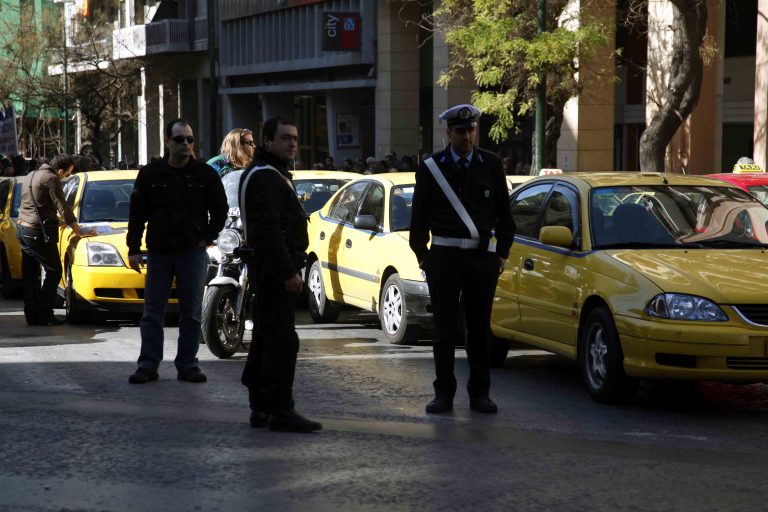 Του πήραν την είσπραξη και το ταξί | Newsit.gr Του πήραν την είσπραξη και το ταξί | Newsit.gr