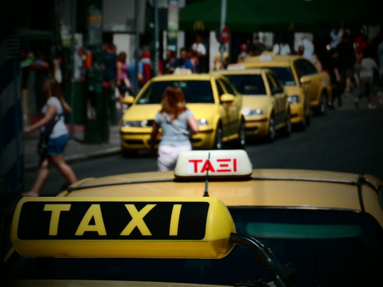 Χειροπέδες σε 32 οδηγούς ταξί | Newsit.gr Χειροπέδες σε 32 οδηγούς ταξί | Newsit.gr