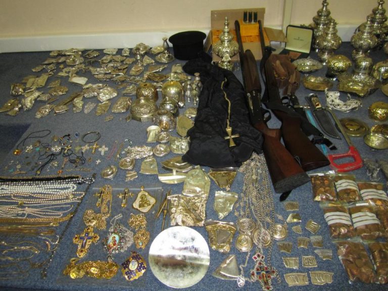 Θεσσαλονίκη: Τετραμελής οικογένεια ρήμαζε εκκλησίες – ΦΩΤΟ από τον κλεμμένο «θησαυρό» τους! | Newsit.gr Θεσσαλονίκη: Τετραμελής οικογένεια ρήμαζε εκκλησίες – ΦΩΤΟ από τον κλεμμένο «θησαυρό» τους! | Newsit.gr