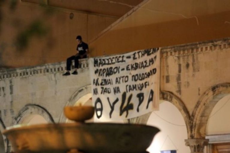 Κατέβηκε από τη στέγη ο οπαδός του ΟΦΗ! Δείτε το βίντεο | Newsit.gr Κατέβηκε από τη στέγη ο οπαδός του ΟΦΗ! Δείτε το βίντεο | Newsit.gr