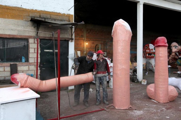 Τελευταίες πινελιές για το καρναβάλι στον Τύρναβο – ΦΩΤΟ | Newsit.gr Τελευταίες πινελιές για το καρναβάλι στον Τύρναβο – ΦΩΤΟ | Newsit.gr