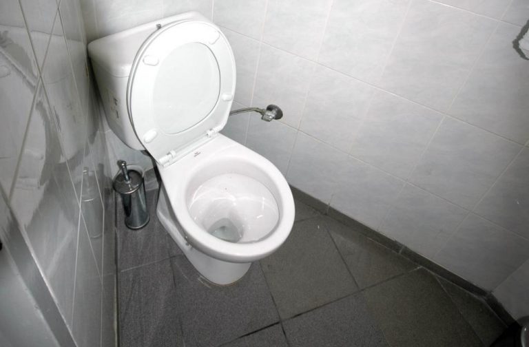 Μια τουαλέτα για τα ΜΑΤ! | Newsit.gr Μια τουαλέτα για τα ΜΑΤ! | Newsit.gr