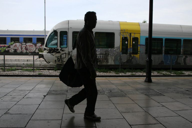 Θανάσιμη παγίδα για 400 επιβάτες του Προαστιακού – Παράτησαν φορτηγό στις ράγες | Newsit.gr Θανάσιμη παγίδα για 400 επιβάτες του Προαστιακού – Παράτησαν φορτηγό στις ράγες | Newsit.gr