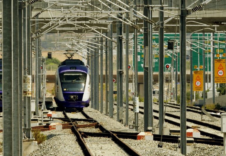 Χωρίς τρένα και προαστιακό για τρεις ώρες-καταργούνται δρομολόγια | Newsit.gr Χωρίς τρένα και προαστιακό για τρεις ώρες-καταργούνται δρομολόγια | Newsit.gr