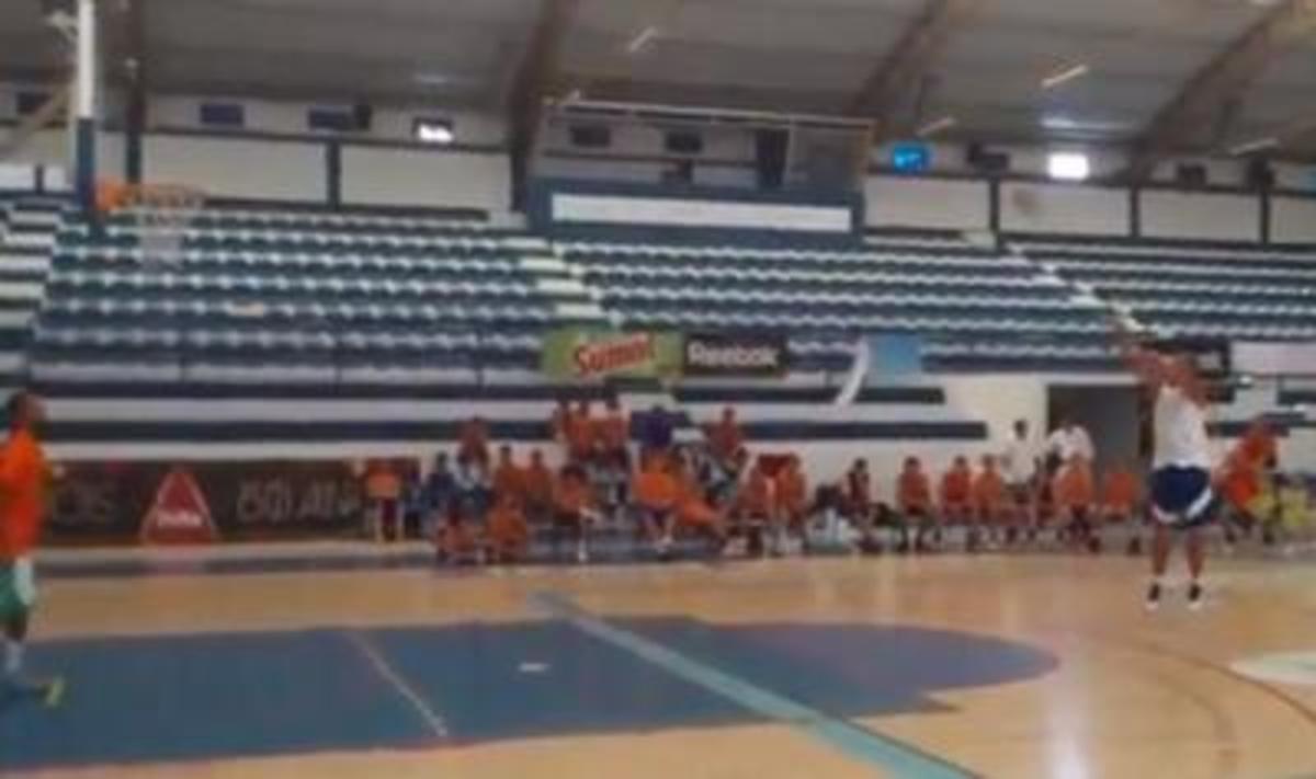 Έβαλε 18 στα 18 τρίποντα! (VIDEO) | Newsit.gr Έβαλε 18 στα 18 τρίποντα! (VIDEO) | Newsit.gr