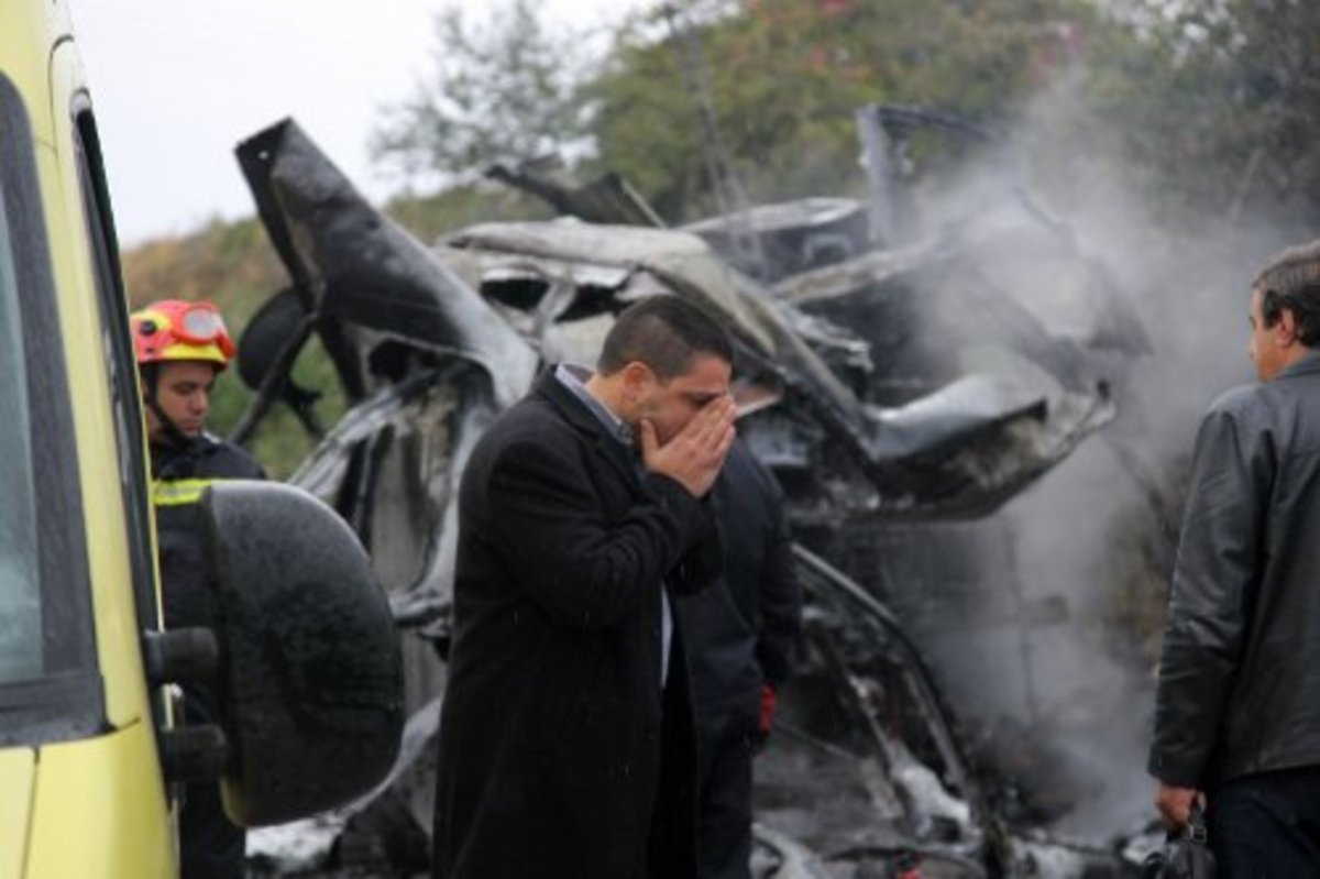 Κρήτη: Μαρτυρίες και εικόνες για την τραγωδία που »πάγωσε» τη χώρα – Δύο νεκροί σε φλεγόμενο ασθενοφόρο! | Newsit.gr Κρήτη: Μαρτυρίες και εικόνες για την τραγωδία που »πάγωσε» τη χώρα – Δύο νεκροί σε φλεγόμενο ασθενοφόρο! | Newsit.gr