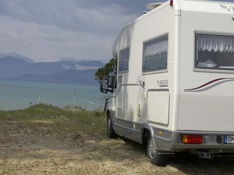 Επιτέθηκαν σε τουρίστες μέσα στο τροχόσπιτό τους | Newsit.gr Επιτέθηκαν σε τουρίστες μέσα στο τροχόσπιτό τους | Newsit.gr
