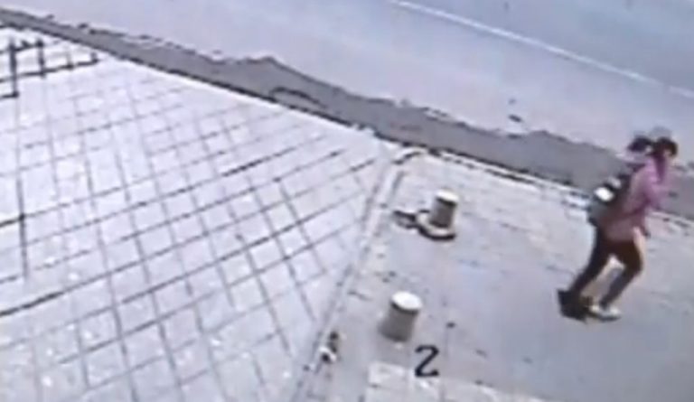 Άνοιξε το πεζοδρόμιο και την κατάπιε! ΒΙΝΤΕΟ | Newsit.gr Άνοιξε το πεζοδρόμιο και την κατάπιε! ΒΙΝΤΕΟ | Newsit.gr