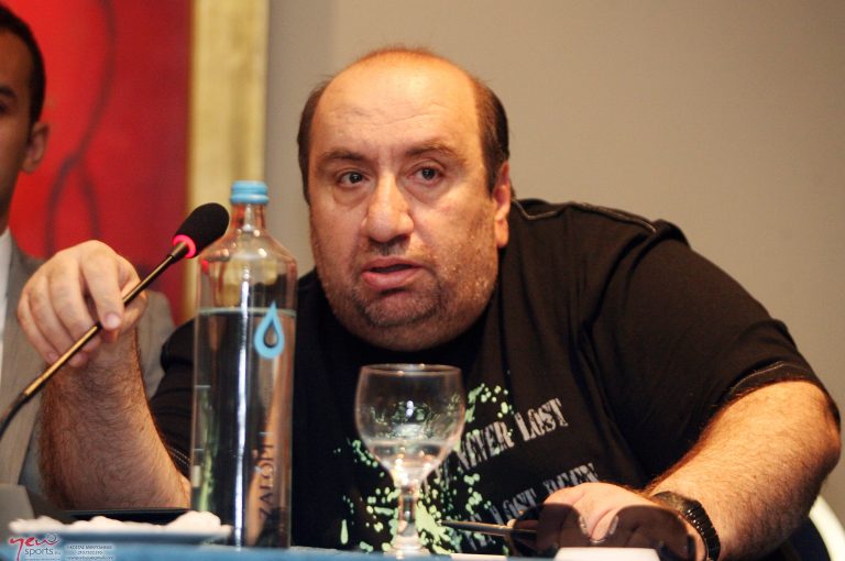 Οπαδοί του Παναθηναϊκού γιαούρτωσαν τον Τσάκα! (ΦΩΤΟ) | Newsit.gr Οπαδοί του Παναθηναϊκού γιαούρτωσαν τον Τσάκα! (ΦΩΤΟ) | Newsit.gr