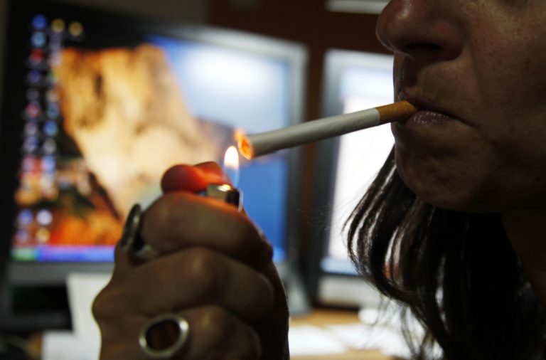 Βλέπουν σε ταινία τον…θάνατό τους από τη νικοτίνη! | Newsit.gr Βλέπουν σε ταινία τον…θάνατό τους από τη νικοτίνη! | Newsit.gr