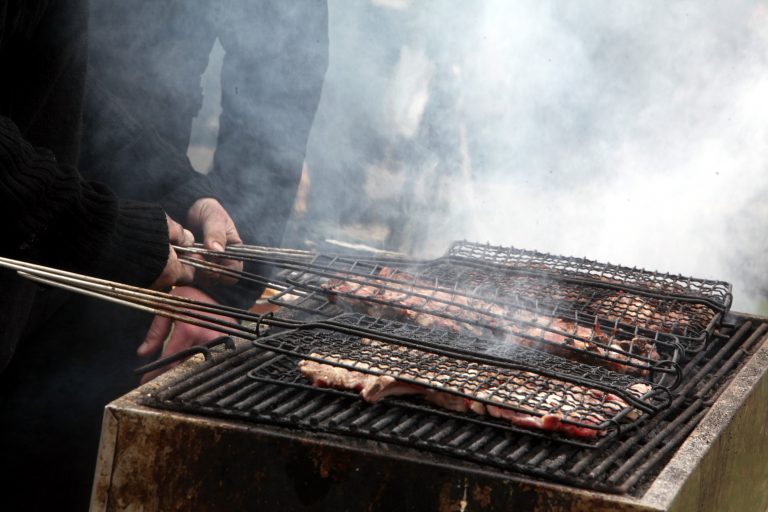 Η ιστορία και τα έθιμα της Τσικνοπέμπτης | Newsit.gr Η ιστορία και τα έθιμα της Τσικνοπέμπτης | Newsit.gr