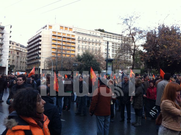 Κλειστή η Φιλελλήνων από εκατοντάδες εργαζόμενους στις τράπεζες που βρίσκονται έξω από το υπουργείο Οικονομικών | Newsit.gr Κλειστή η Φιλελλήνων από εκατοντάδες εργαζόμενους στις τράπεζες που βρίσκονται έξω από το υπουργείο Οικονομικών | Newsit.gr