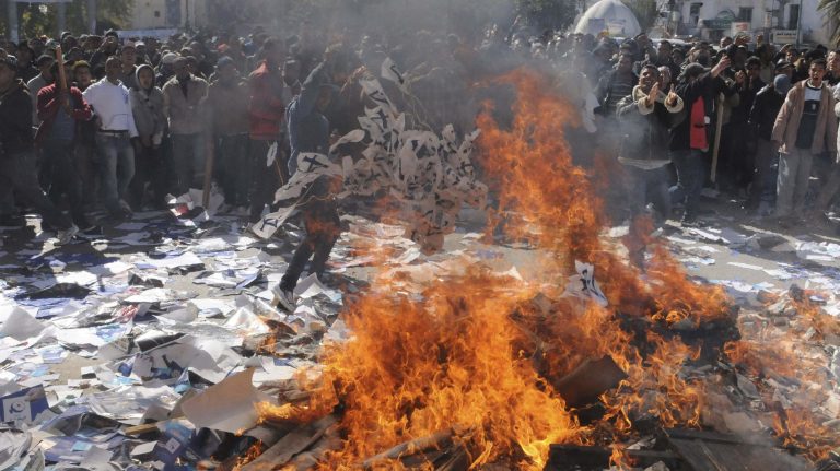 Βίαιες διαδηλώσεις στην Τυνησία, μετά τη δολοφονία του ηγέτη της αντιπολίτευσης (ΒΙΝΤΕΟ) | Newsit.gr Βίαιες διαδηλώσεις στην Τυνησία, μετά τη δολοφονία του ηγέτη της αντιπολίτευσης (ΒΙΝΤΕΟ) | Newsit.gr