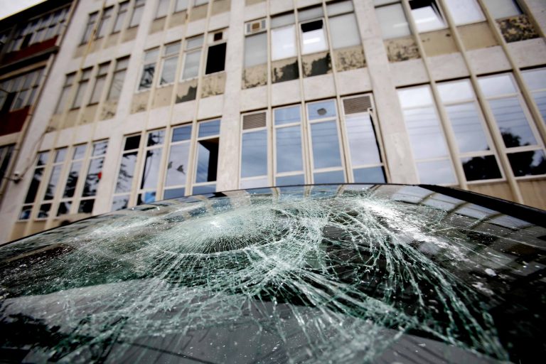 Τους επιτέθηκαν την ώρα που πάρκαραν | Newsit.gr Τους επιτέθηκαν την ώρα που πάρκαραν | Newsit.gr