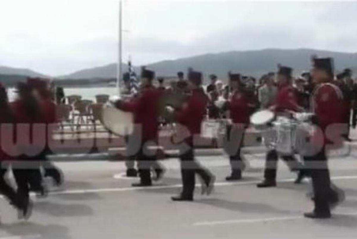 Με αποδοκιμασίες και προσαγωγές η παρέλαση στην παραλία του Βόλου – BINTEO | Newsit.gr Με αποδοκιμασίες και προσαγωγές η παρέλαση στην παραλία του Βόλου – BINTEO | Newsit.gr