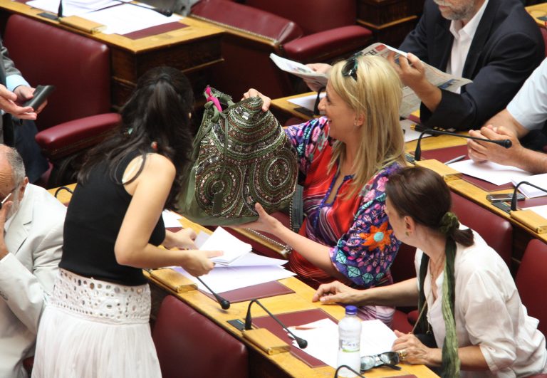 Στην Βουλή την ώρα της μυστικής ψηφοφορίας – ΦΩΤΟ | Newsit.gr Στην Βουλή την ώρα της μυστικής ψηφοφορίας – ΦΩΤΟ | Newsit.gr