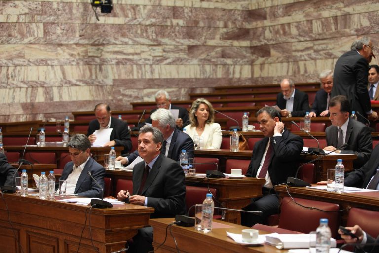 Ομοβροντία πυρών στην κυβέρνηση για τα spread | Newsit.gr Ομοβροντία πυρών στην κυβέρνηση για τα spread | Newsit.gr