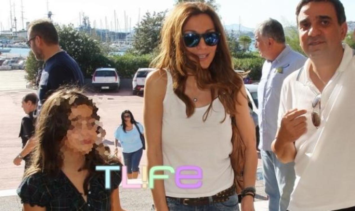 Δέσποινα Βανδή: Σε παιδική παράσταση με την Μελίνα και τον Γιώργο! Φωτογραφίες | Newsit.gr Δέσποινα Βανδή: Σε παιδική παράσταση με την Μελίνα και τον Γιώργο! Φωτογραφίες | Newsit.gr