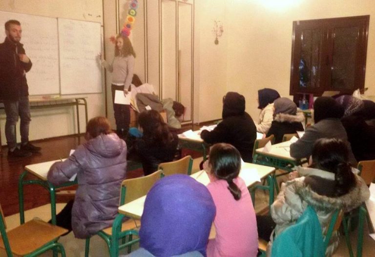 Μαθήματα ελληνικών κάνουν πρόσφυγες στη Βέροια | Newsit.gr Μαθήματα ελληνικών κάνουν πρόσφυγες στη Βέροια | Newsit.gr