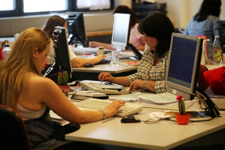 115.000 εργαζόμενοι έχασαν 23% του μισθού τους | Newsit.gr 115.000 εργαζόμενοι έχασαν 23% του μισθού τους | Newsit.gr
