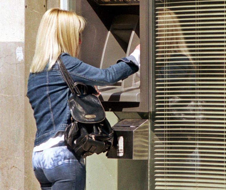 Πάτρα: Ανάληψη χρημάτων… γιοκ, λόγω Μέρκελ – Δείτε φωτό! | Newsit.gr Πάτρα: Ανάληψη χρημάτων… γιοκ, λόγω Μέρκελ – Δείτε φωτό! | Newsit.gr