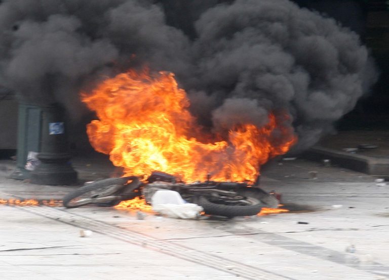 Κρήτη: Τον κατέβασαν, τον γρονθοκόπησαν και του έκαψαν τη μηχανή! | Newsit.gr Κρήτη: Τον κατέβασαν, τον γρονθοκόπησαν και του έκαψαν τη μηχανή! | Newsit.gr